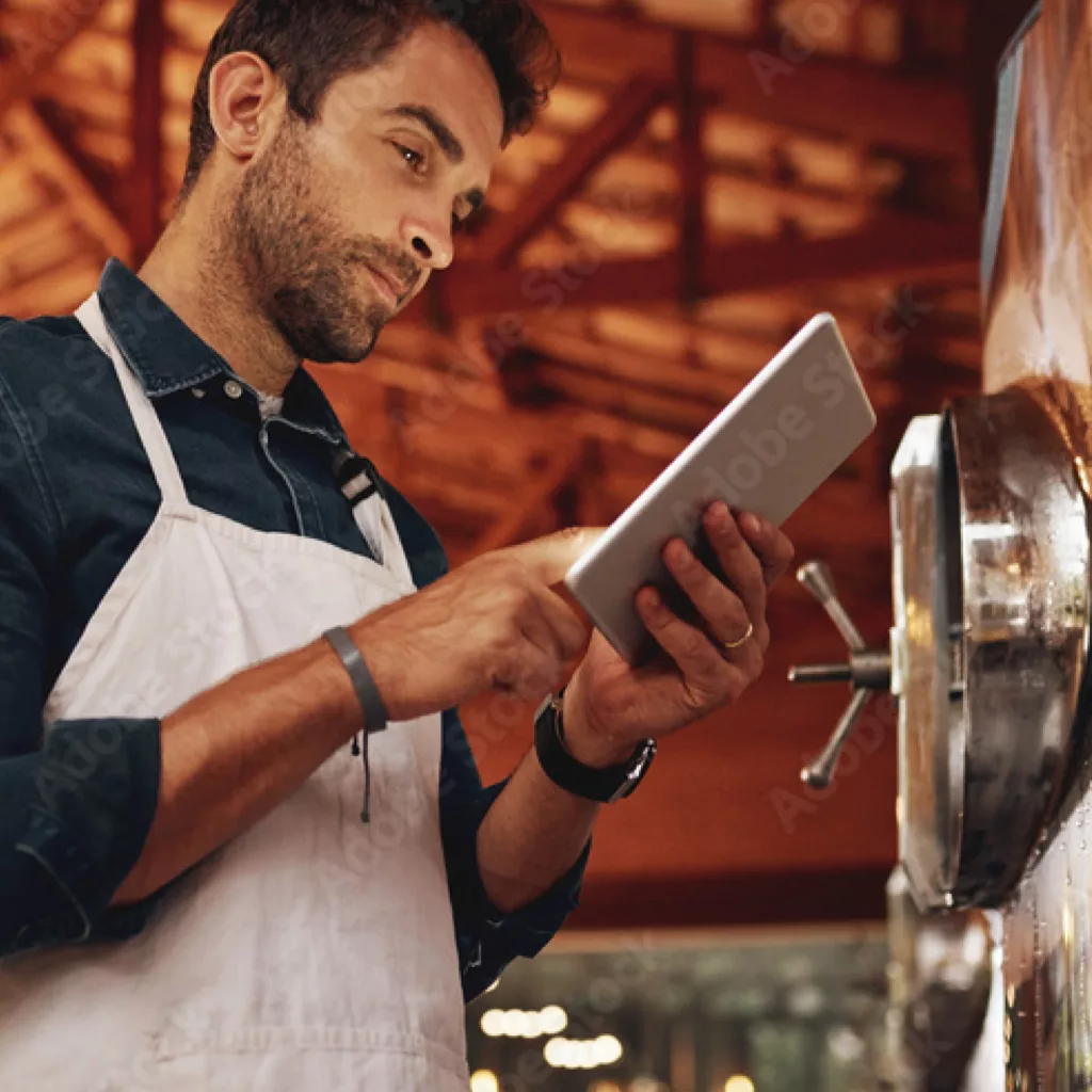 Homme qui tient une tablette pour accéder à l'application MyFût